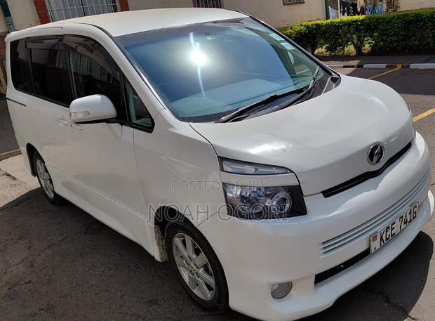 Toyota Voxy X L Edition 2WD 8-Seater 2008 White