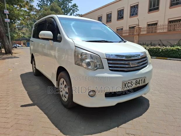 Toyota Noah 2.0 158hp FWD (8 Seater) 2011 Pearl