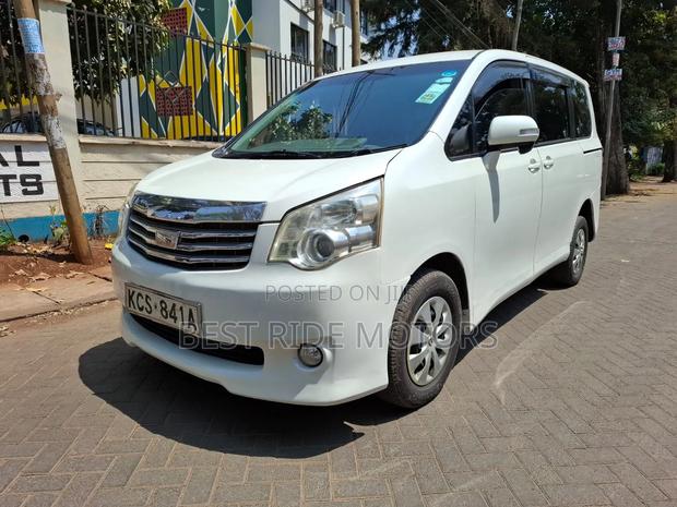 Toyota Noah 2.0 158hp FWD (8 Seater) 2011 Pearl
