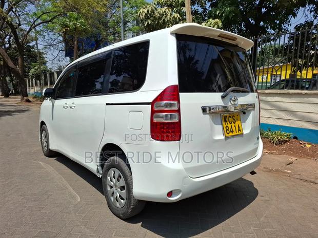 Toyota Noah 2.0 158hp FWD (8 Seater) 2011 Pearl
