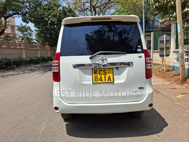 Toyota Noah 2.0 158hp FWD (8 Seater) 2011 Pearl