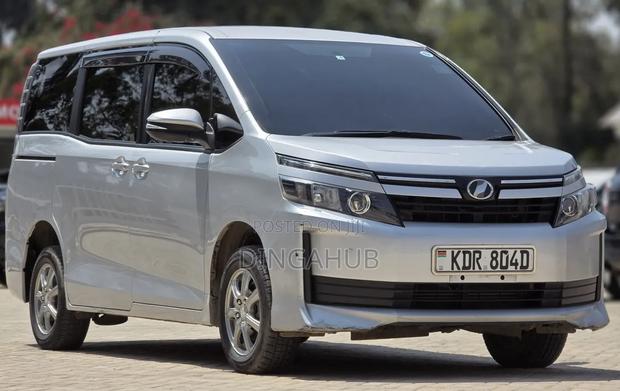 Toyota Voxy 2018 Silver