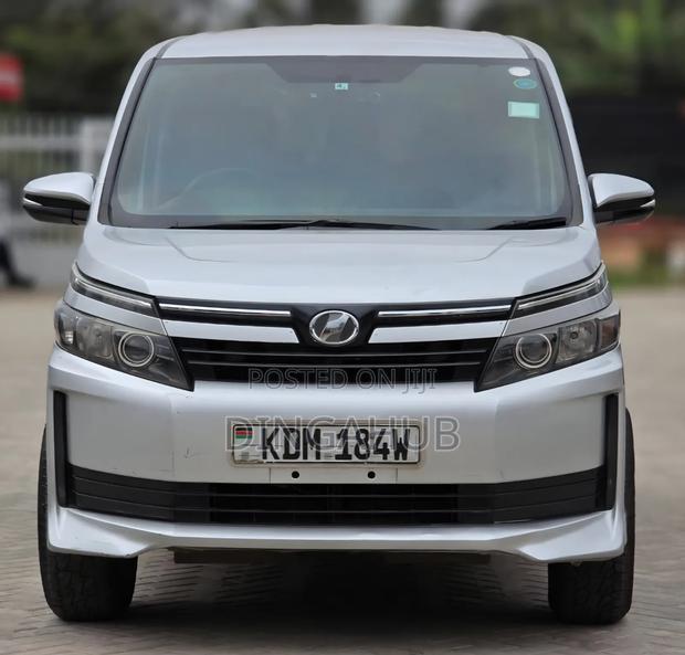 Toyota Voxy 2016 Silver
