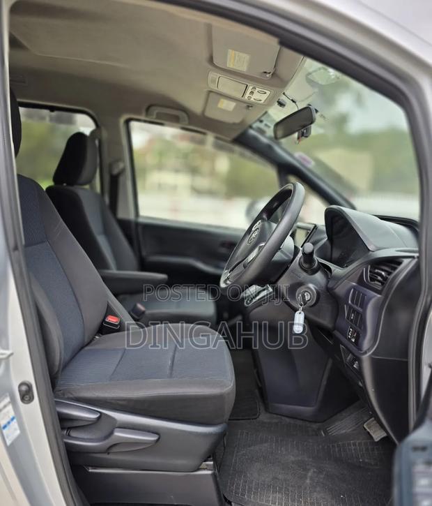 Toyota Voxy 2016 Silver