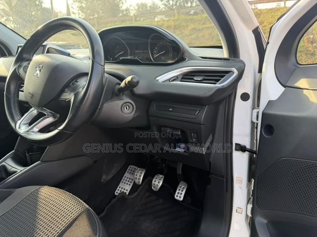 Peugeot 208 2018 White
