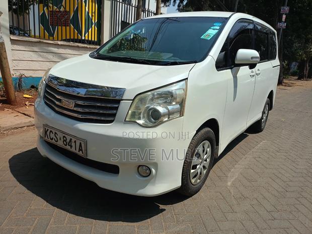 Toyota Noah 2012 Pearl
