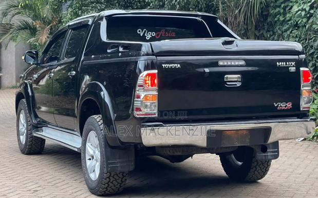 Toyota Hilux 2016 Black