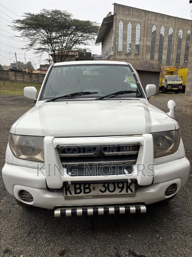 Mitsubishi Pajero 2002 White
