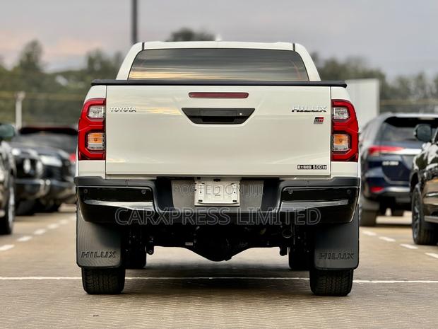 Toyota Hilux 2021 White