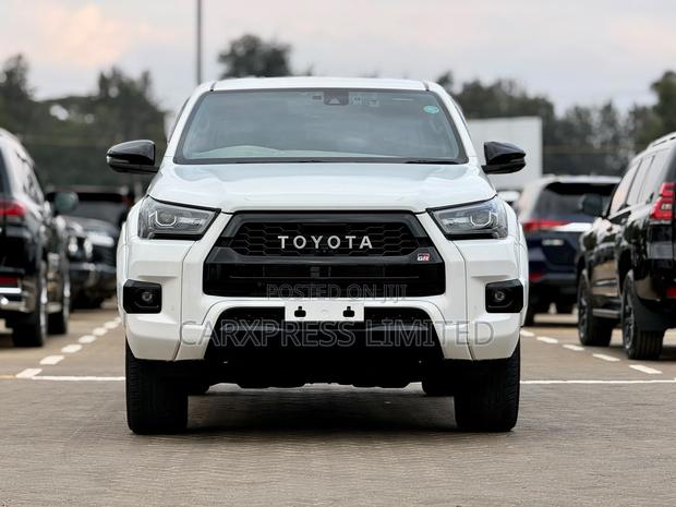 Toyota Hilux 2021 White