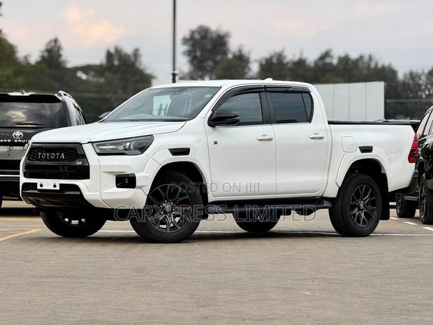 Toyota Hilux 2021 White
