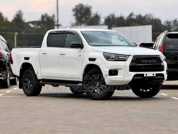Toyota Hilux 2021 White