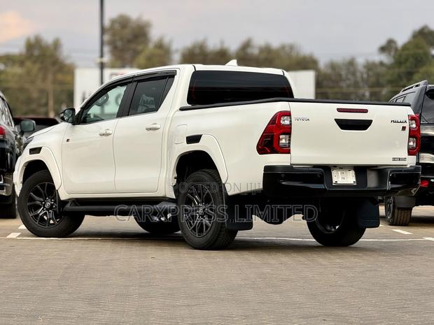 Toyota Hilux 2021 White