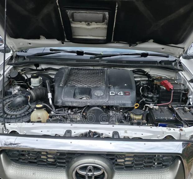 Toyota Hilux 2012 White