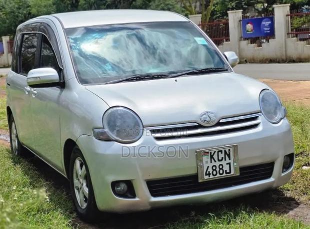 Toyota Sienta 2010 Silver