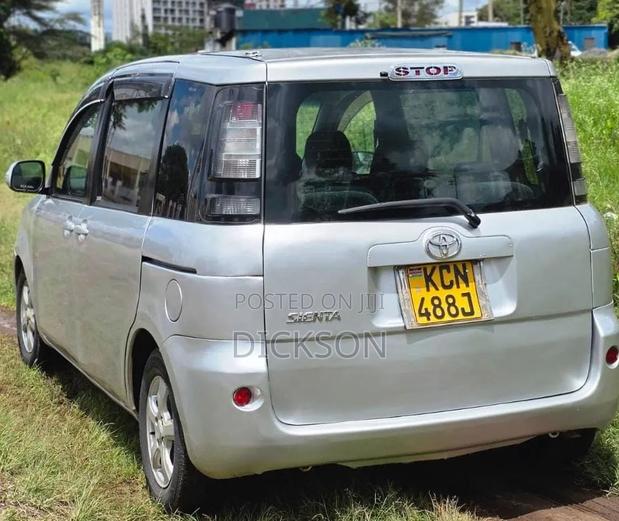 Toyota Sienta 2010 Silver