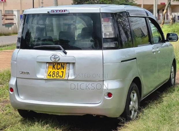 Toyota Sienta 2010 Silver
