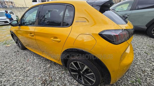Peugeot 208 2021 Yellow