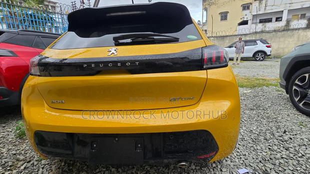 Peugeot 208 2021 Yellow