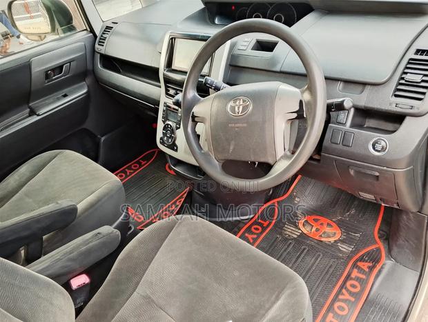 Toyota Noah 2012 Gold