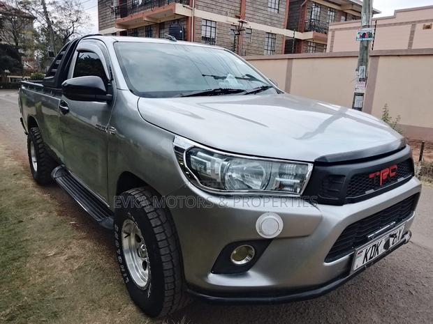 Toyota Hilux 2016 Gray