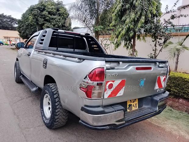 Toyota Hilux 2016 Gray