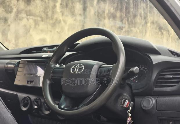 Toyota Hilux 2019 Silver