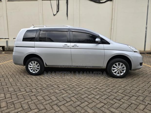 Toyota ISIS 2014 Silver