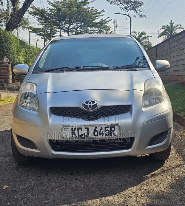 Toyota Vitz 2009 Silver