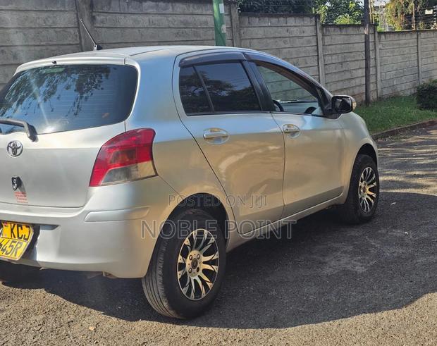 Toyota Vitz 2009 Silver