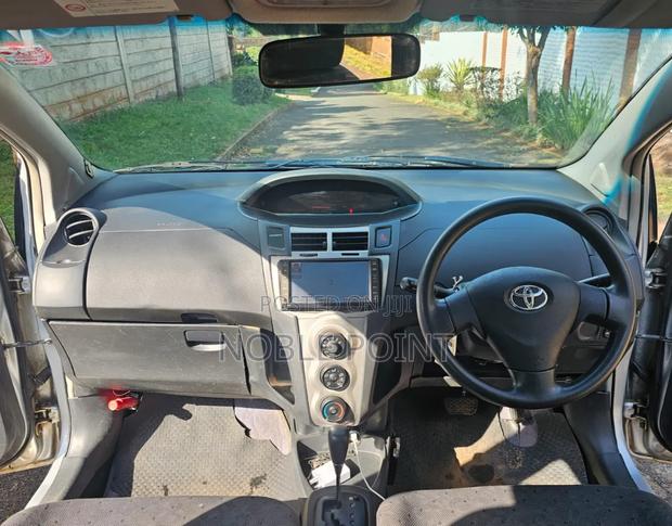 Toyota Vitz 2009 Silver