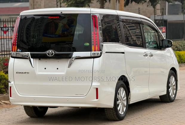 Toyota Esquire 2.0 FWD (7 seater) 2019 White