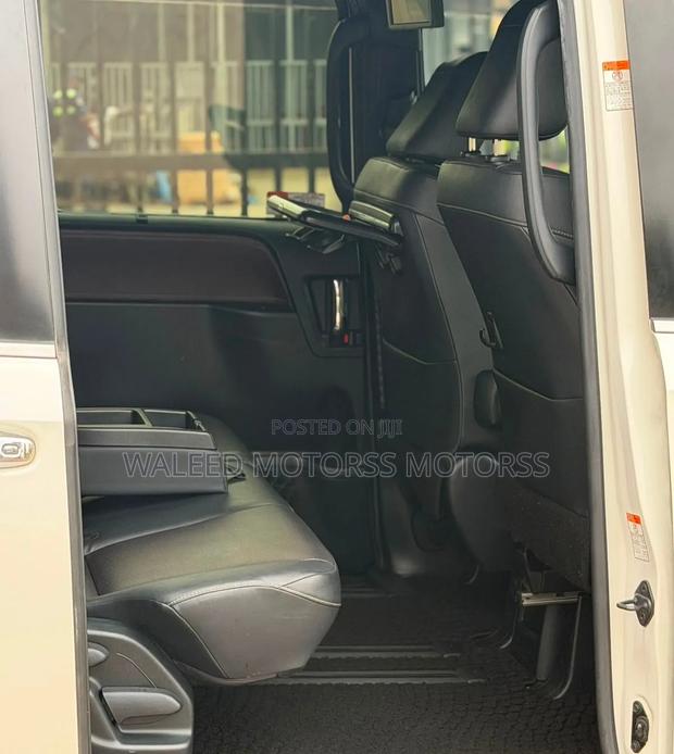 Toyota Esquire 2.0 FWD (7 seater) 2019 White