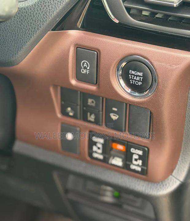 Toyota Esquire 2.0 FWD (7 seater) 2019 White
