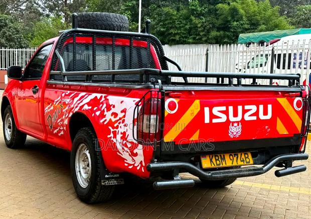 Isuzu D-MAX 2010 Red