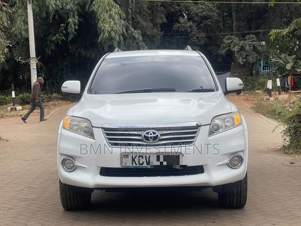Toyota Vanguard 2012 White