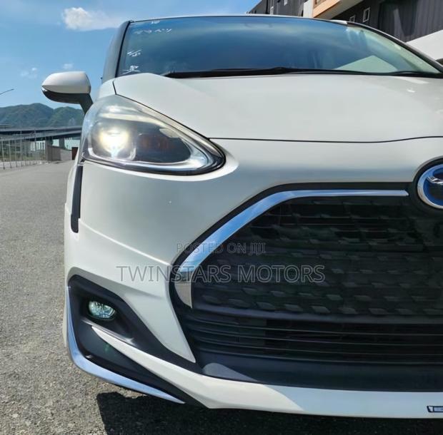 Toyota Sienta 1.5 Hybrid FWD 2019 White