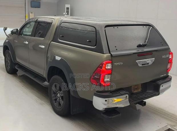 Toyota Hilux 2021 Gold