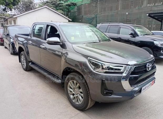 Toyota Hilux 2024 Gray
