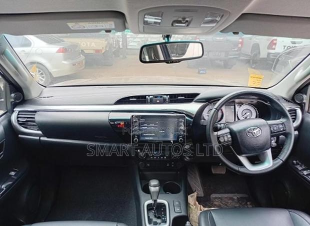 Toyota Hilux 2024 Gray