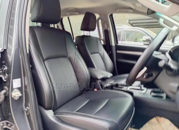 Toyota Hilux 2024 Gray