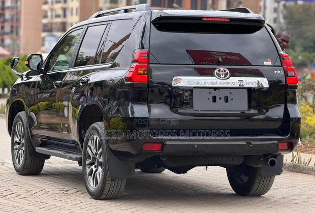 Toyota Land Cruiser Prado 2.7 2022 Black