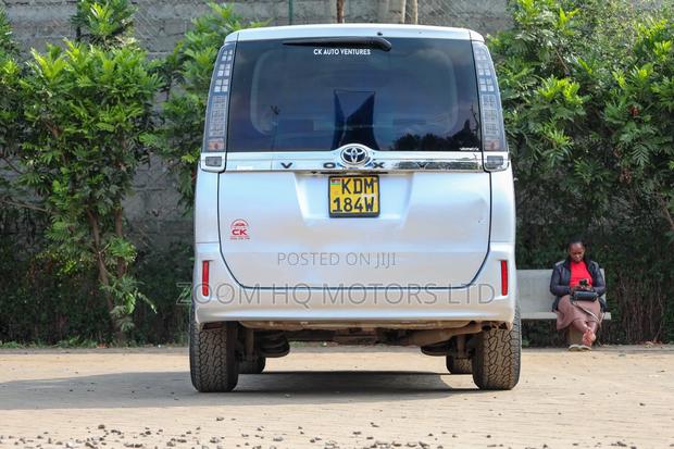 Toyota Voxy 2016 Silver