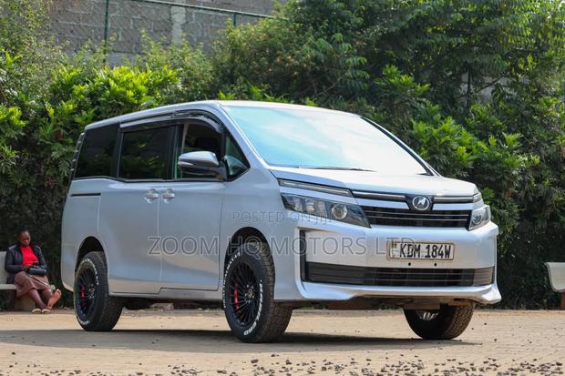 Toyota Voxy 2016 Silver