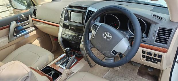 Toyota Land Cruiser 2012 White