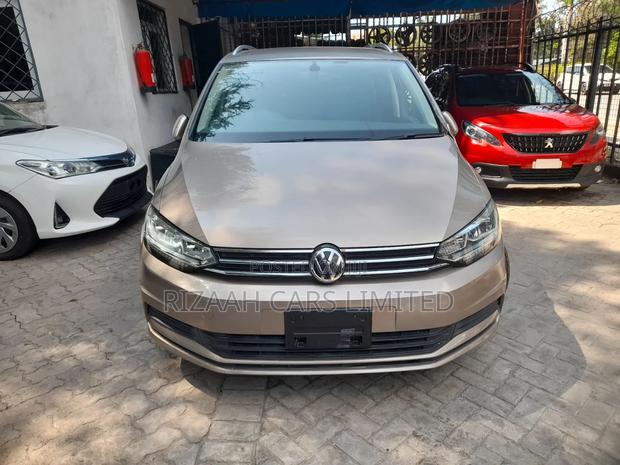 Volkswagen Touran 2018 Gold