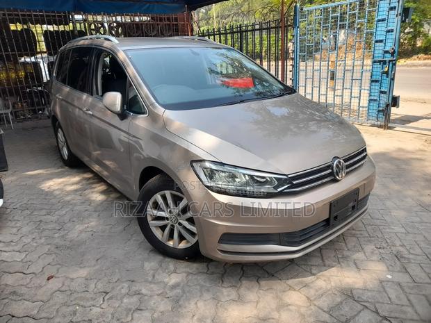 Volkswagen Touran 2018 Gold