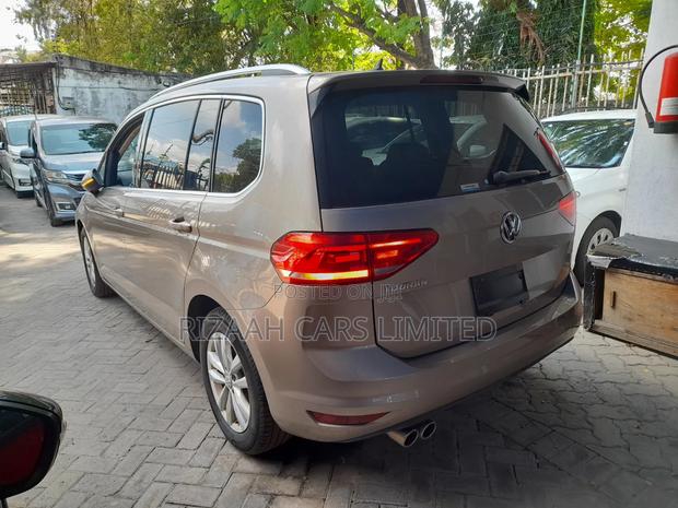 Volkswagen Touran 2018 Gold