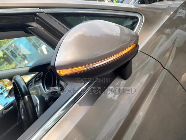Volkswagen Touran 2018 Gold