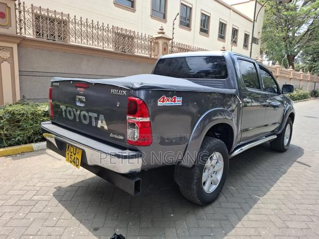 Toyota Hilux 2013 Gray